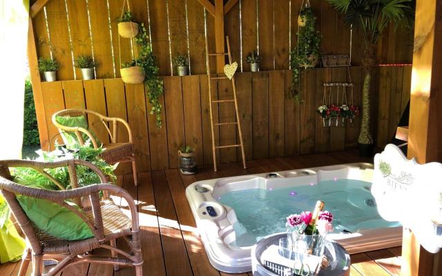 Love Chalet pour deux, avec jacuzzi privatif proche du lac de Biscarrosse