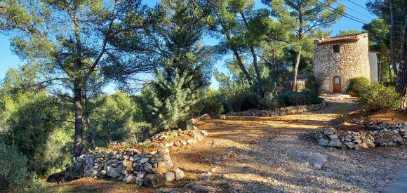 Romantisme dans un moulin provencal avec jacuzzi privé extérieur, Bouches du Rhône