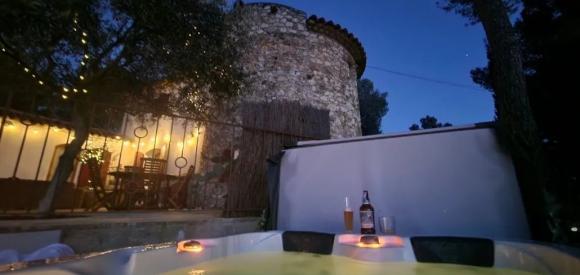 Romantisme dans un moulin provencal avec jacuzzi privé extérieur, Bouches du Rhône