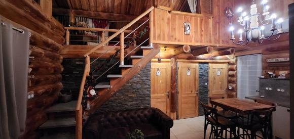 Magnifique Chalet en rondin de bois avec spa privatif extérieur, Cantal