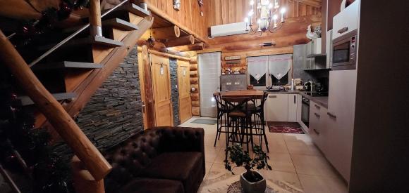 Magnifique Chalet en rondin de bois avec spa privatif extérieur, Cantal