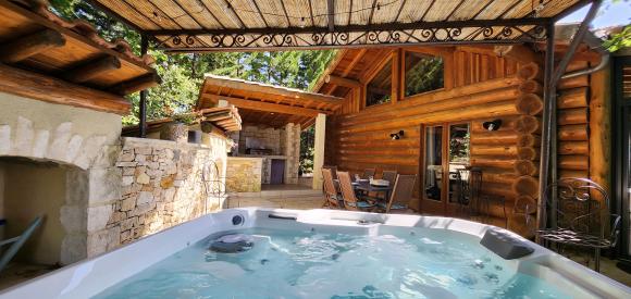 Magnifique Chalet en rondin de bois avec spa privatif extérieur, Cantal