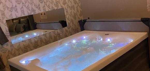 Magnifique Love room ambiance érotique avec Jacuzzi en Normandie