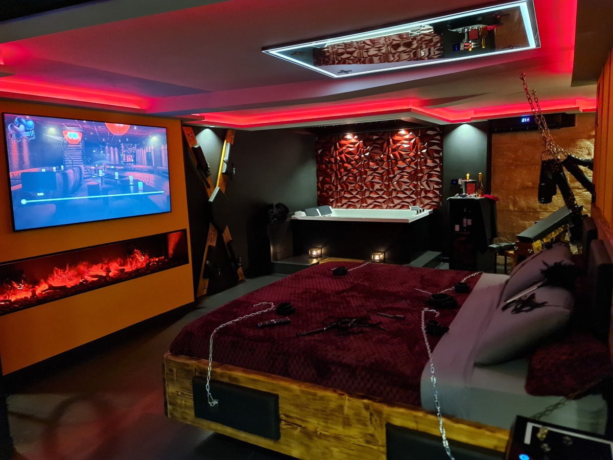 Loveroom plaisirs intimes avec spa privé, accessoires érotiques, Var -  Introuvable