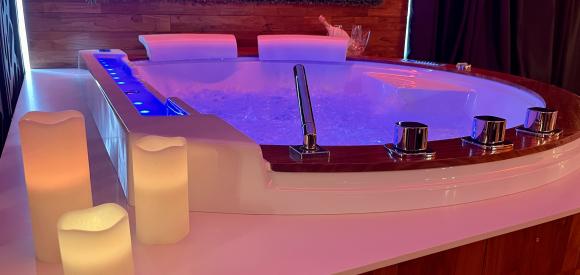 Loveroom romantique et coquine avec Spa privatif à Cholet, Maine et Loire