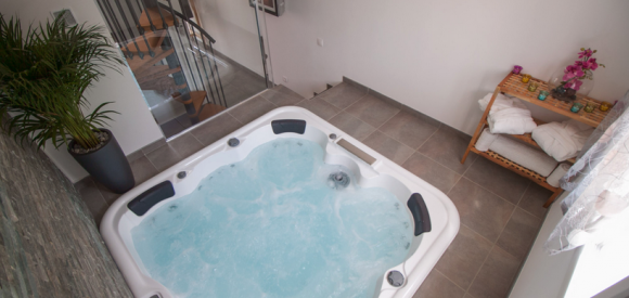 Chambre romantique avec jacuzzi privatif, proche Toulon