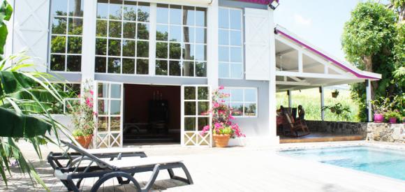 Villa coloniale et moderne, piscine privée à débordement sur les Caraïbes, Guadeloupe