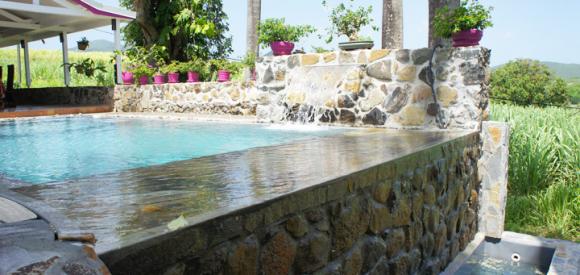 Villa coloniale et moderne, piscine privée à débordement sur les Caraïbes, Guadeloupe