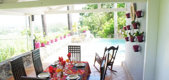 Villa coloniale et moderne, piscine privée à débordement sur les Caraïbes, Guadeloupe