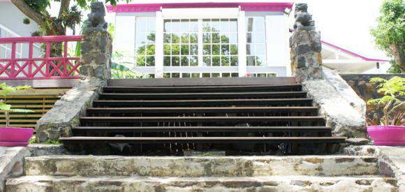 Villa coloniale et moderne, piscine privée à débordement sur les Caraïbes, Guadeloupe