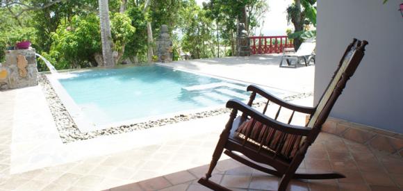 Villa coloniale et moderne, piscine privée à débordement sur les Caraïbes, Guadeloupe