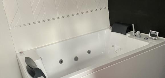 Suite avec Lit Rond, jacuzzi et sauna à Epernay