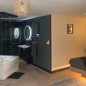 Suite chic et sexy avec chambre secrète, siège massant, sauna et balnéo dans le Finistère.